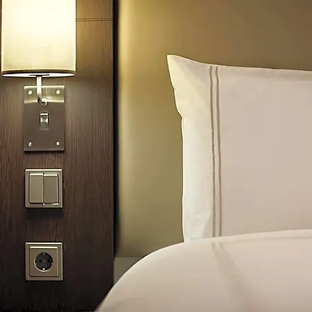 Acomhotel فندق